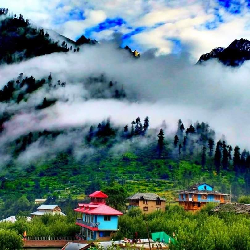 GemsHimachal's tweet image. पार्वती घाटी की पार्वती नदी के बायीं ओर बसा काल्गा पहले एक चारागाह होती थी। धीरे-धीरे यहां के आस-पास के बरशैणी, पुल्गा और तुल्गा गांव के लोगों ने पशुशालाएं बनाई। जो राजस्व रिकार्ड में भी अंकित है। यहां की ज़मीन भी इन्हीं गांव के निवासियों की है। 
#Kullu #Manikaran #Himachal