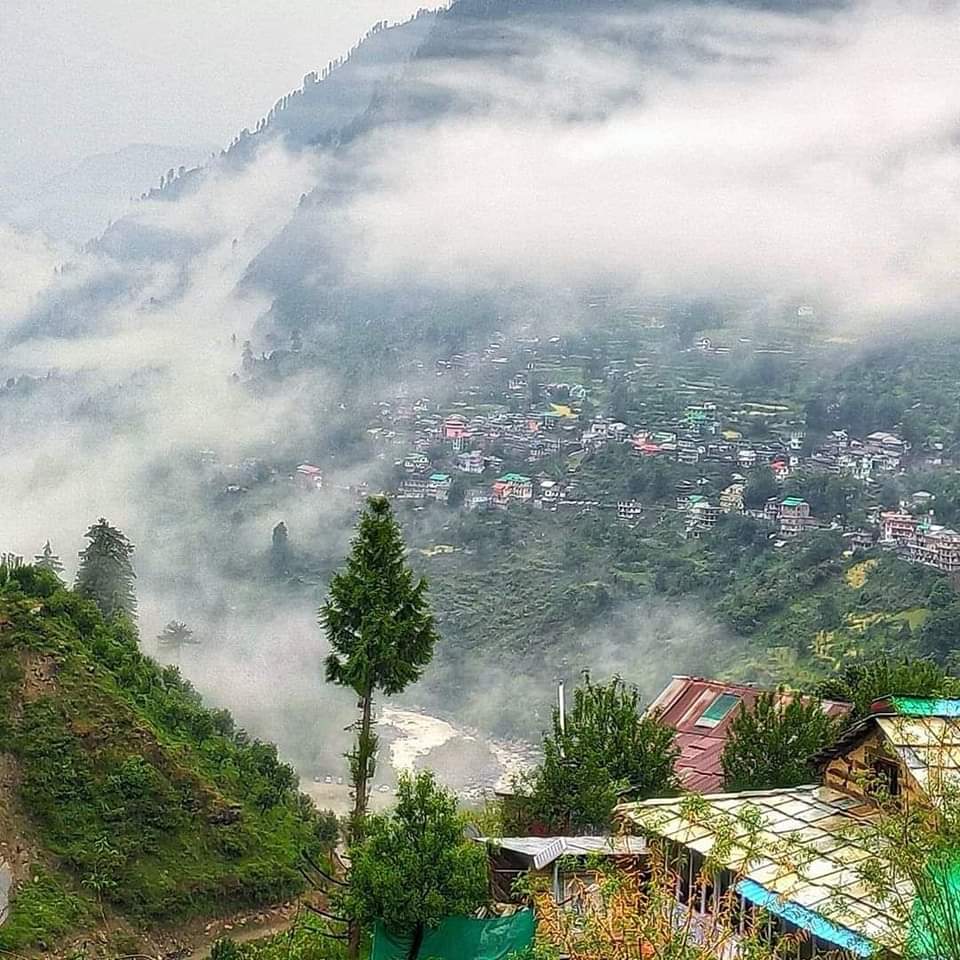 GemsHimachal's tweet image. पार्वती घाटी की पार्वती नदी के बायीं ओर बसा काल्गा पहले एक चारागाह होती थी। धीरे-धीरे यहां के आस-पास के बरशैणी, पुल्गा और तुल्गा गांव के लोगों ने पशुशालाएं बनाई। जो राजस्व रिकार्ड में भी अंकित है। यहां की ज़मीन भी इन्हीं गांव के निवासियों की है। 
#Kullu #Manikaran #Himachal