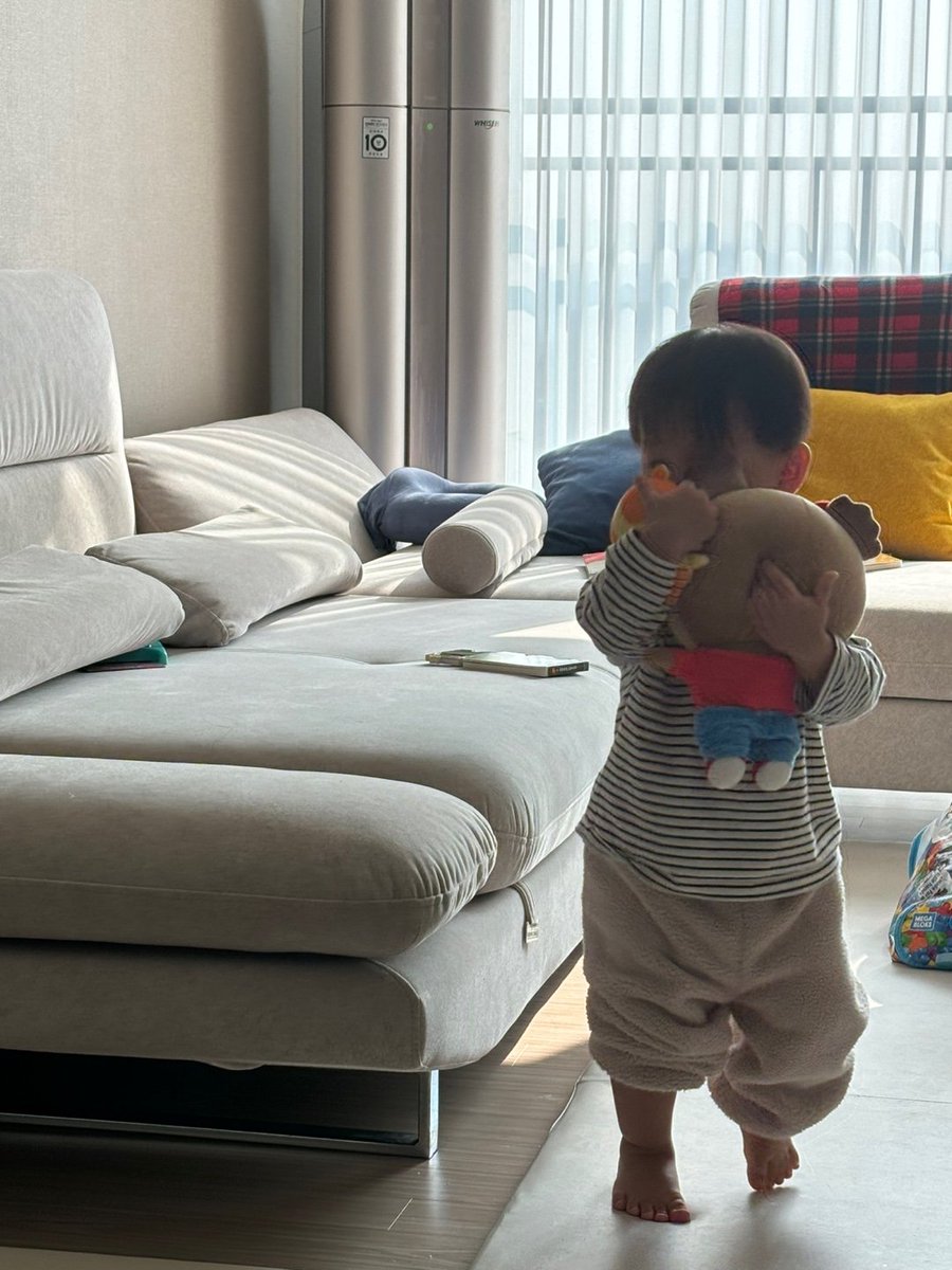 ehrbs7942's tweet photo. 근래 개인적으로 힘든 일을 겪고 있지만,
어떻게든 귀향길을 나섰습니다.
서치파이 멤버들에겐 더 멋진 새해 복들이 많이 갔으면 좋겠고, 저 또한 잘 지나가고 흘러가는 일이 되었으면 좋겠단 바람입니다.

새해 복 많이 받으시고, 남은 연휴 잘 보내세요!
#eth_apple #Searchfi_eth #Happylunarday https://t.co/bUXT2OYloc