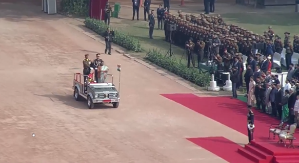 EconomicTimes's tweet photo. #President #DroupadiMurmu witnesses the Change-over of ceremonial #ArmyGuard battalion between 5 Sikh and 1/5 GR, at #RashtrapatiBhavan. 

🗞️ Catch the day's latest news and updates ➠  https://t.co/yoEHcWP8XW https://t.co/2koNHbw9KQ