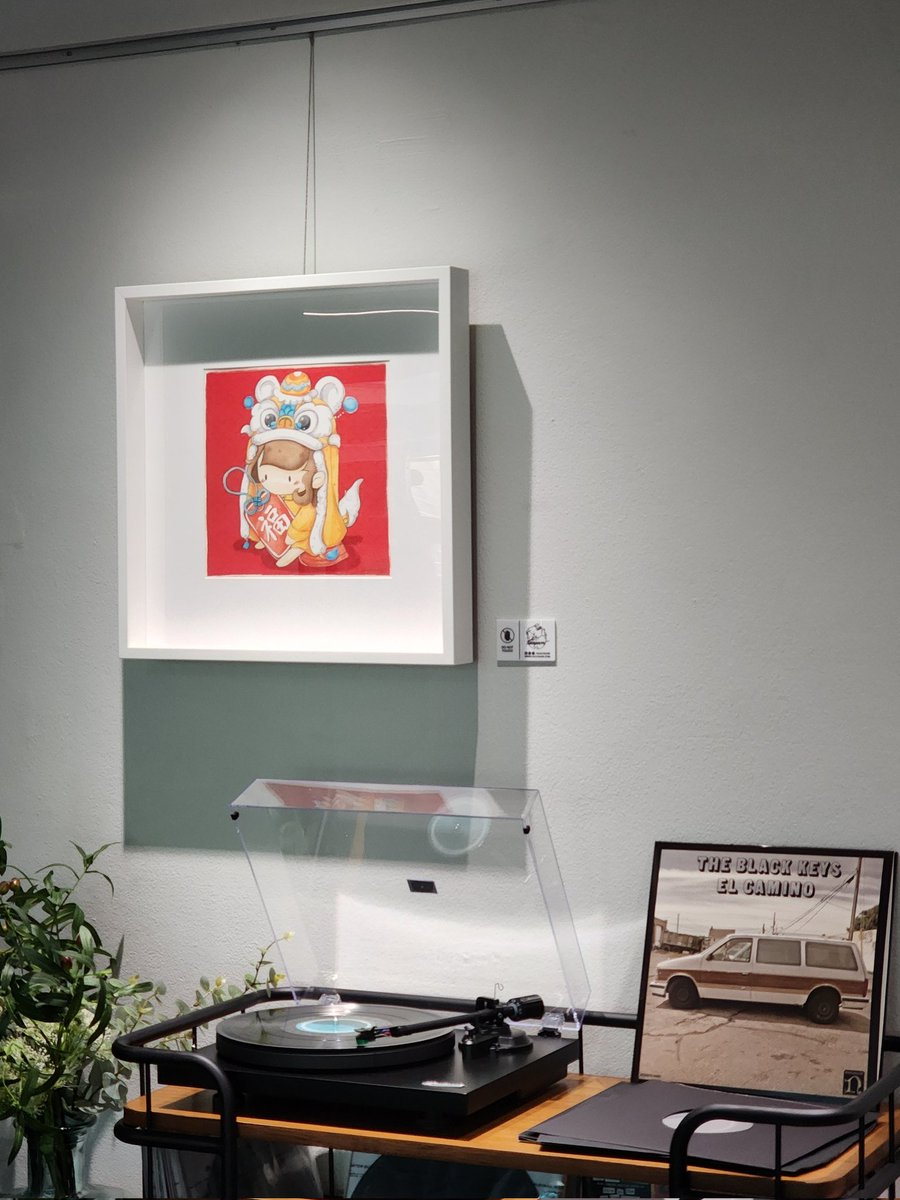 ภาพนี้... เป็นปรูฟงาน Art Print แผ่นแรกของปีนี้ ไม่มีนัมเบอร์ ไม่ได้ถูกวางขาย แต่มีค่ากับหูยาวมาก

เป็นไอเดียดีดีของพี่หลิว เจ้าของร้าน House of hobby คาเฟ่ลับที่หูยาวเสพติดเครื่องดื่ม พี่หลิวพูดว่าเอามาแขวนไว้เถอะ ไม่ต้องขาย ให้ผ่านสายตาคนมากมาย ดีกว่าเก็บไว้ดูคนเดียว

#huuyaow