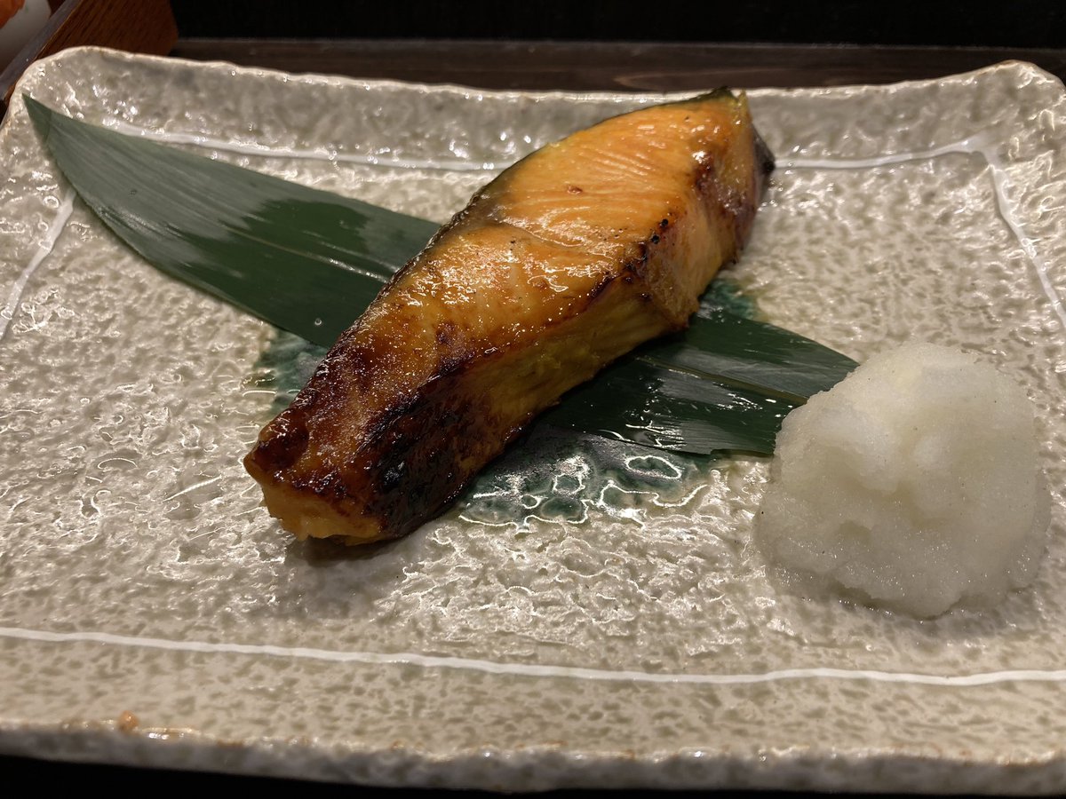 ocean_dolphins's tweet photo. 週末ランチタイム
勤務先が近いので
#花信風日比谷オクロジ店 に
週末限定でランチメニューに
バリエーションがあって
#銀鮭西京焼き定食
#柚子胡椒 の相性もマッチ
西京焼きだけあって最強です

#花信風
#日比谷オクロジ https://t.co/TduUR5X8yU