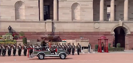 EconomicTimes's tweet photo. #President #DroupadiMurmu witnesses the Change-over of ceremonial #ArmyGuard battalion between 5 Sikh and 1/5 GR, at #RashtrapatiBhavan. 

🗞️ Catch the day's latest news and updates ➠  https://t.co/yoEHcWP8XW https://t.co/2koNHbw9KQ