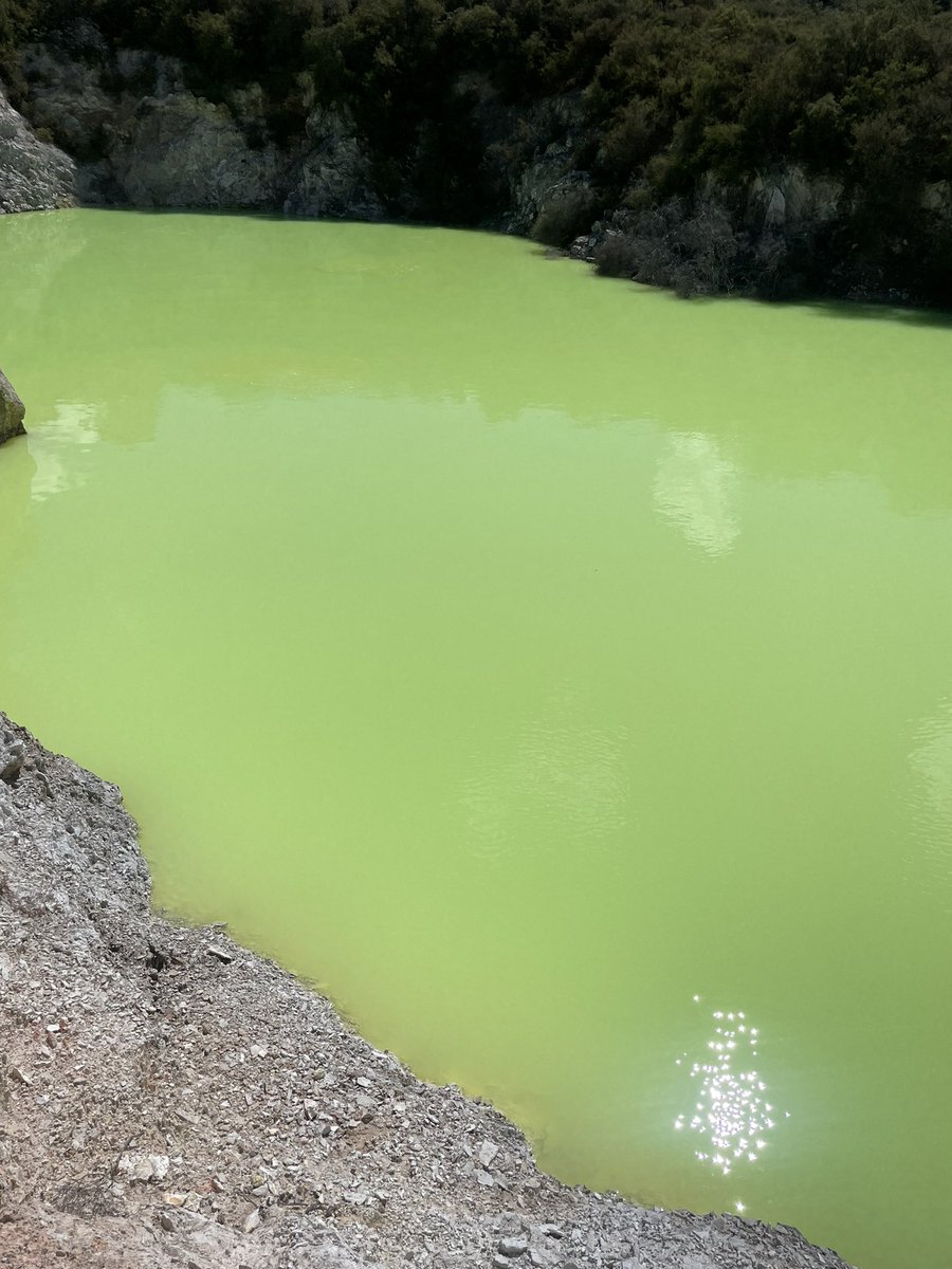 Was für ein grüner See. Leider pH-Wert von 2 also nichts zum Baden…