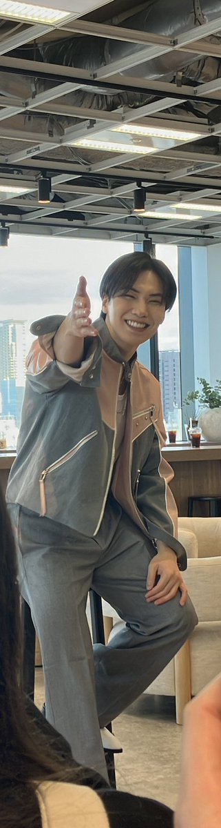 boss_astro_'s tweet photo. ラキ1部終了！
「生まれ変わったらラキの家のペットになりたいんだけど、何の動物になったらいい？あと、どんないいことがある？」って質問したら、🐺「ハムスター🐹！そんな質問初めてです。どんな感じかは分かりません。いい質問だったと思います笑」って言われた😂
フォトタイムもあった！！
#ROCKY https://t.co/ZpI8kQ38NZ