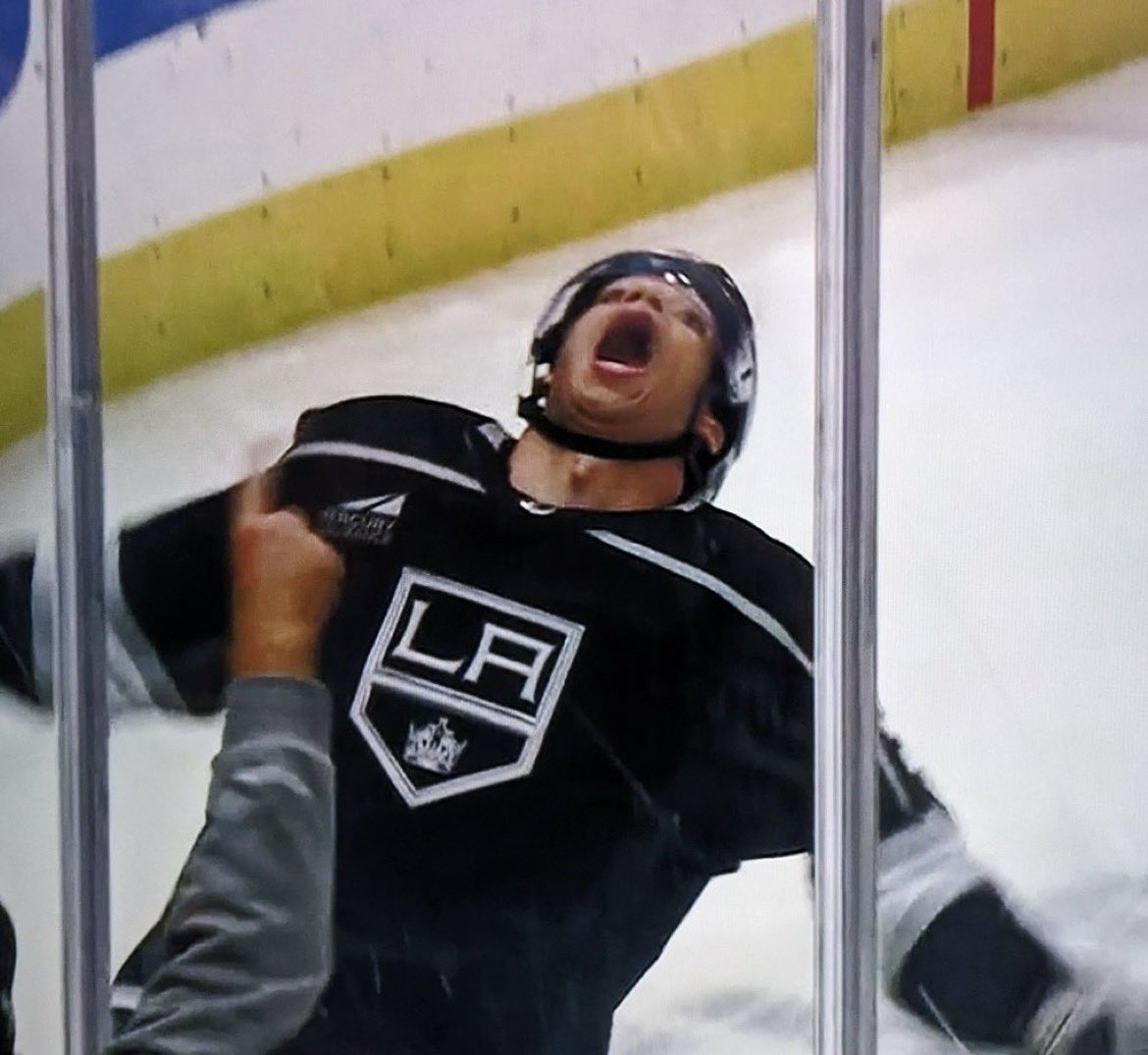 PatrickONalysis's tweet photo. Kings shutout the Oil.  Rittich was a Brick Wall.  3-point night for QB.  PK with a clean slate.  McMinus2 with a tantrum on the bench.  Statement game.  Lots to love tonight, Stolly.

RAHHHHHHHHHHH!!!!!! https://t.co/SG3WaNZB6C
