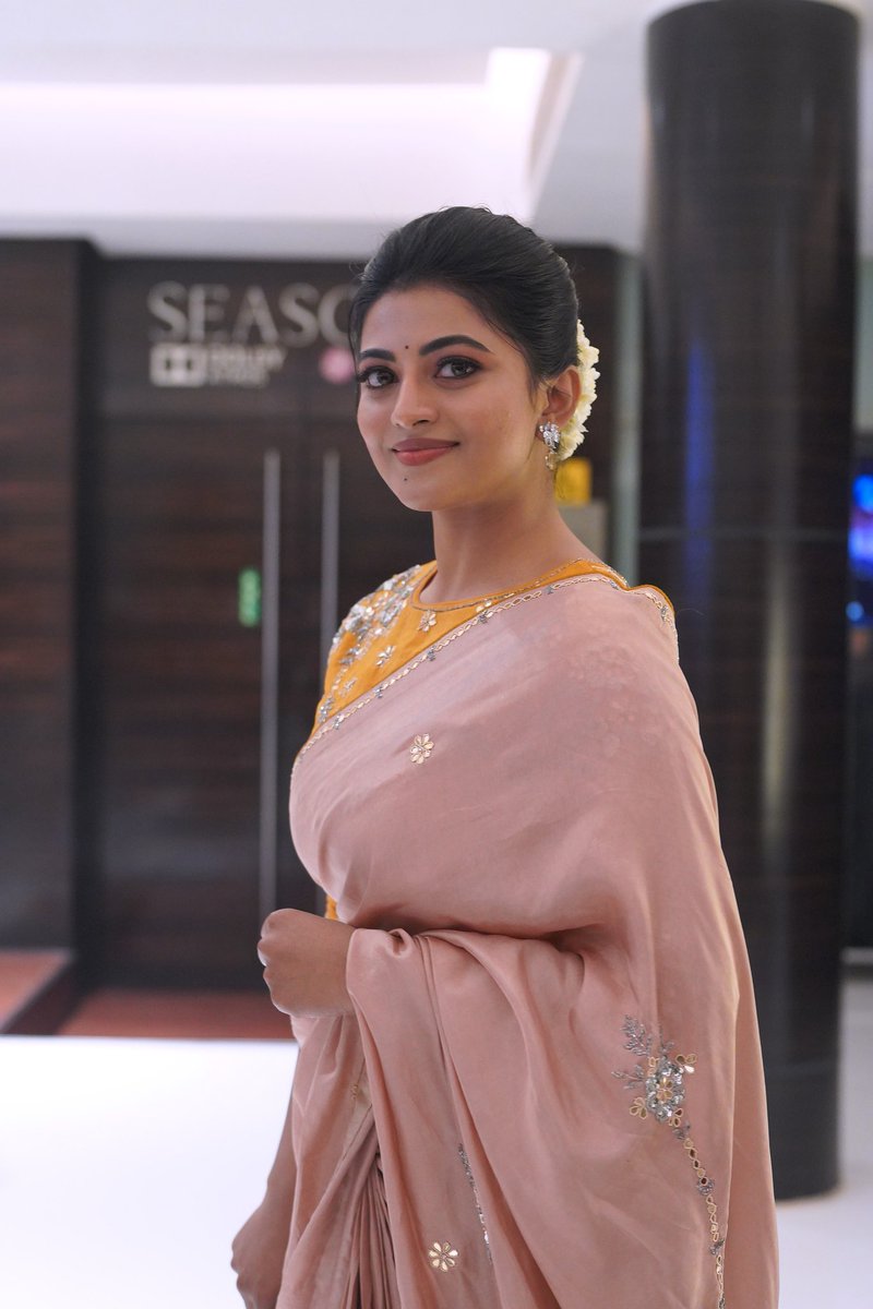anandhikayaloff's tweet image. #mangai trailer launch event 🧡🤍🏵️✨

#anandhi #kayalanandhi