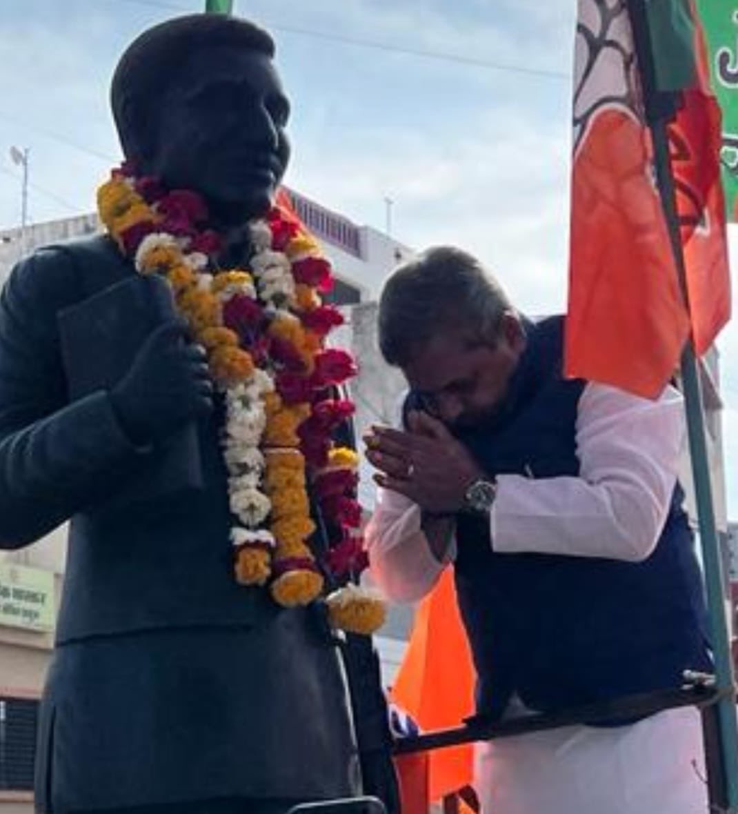 upadhyaysbjp's tweet photo. एकात्म मानववाद एवं अंत्योदय के प्रणेता, भाजपा और हम सभी के प्रेरणास्रोत पं.दीनदयाल उपाध्याय जी की पुण्यतिथि एवं समर्पण दिवस पर मध्य प्रदेश के झाबुआ में पुष्पांजलि कर श्रद्धांजलि अर्पित की। #DeenDayalUpadhyaya @narendramodi @BJP4India @BJP4MP @BJP4Delhi @bjpdrmahendra https://t.co/5jaxC0d8SR