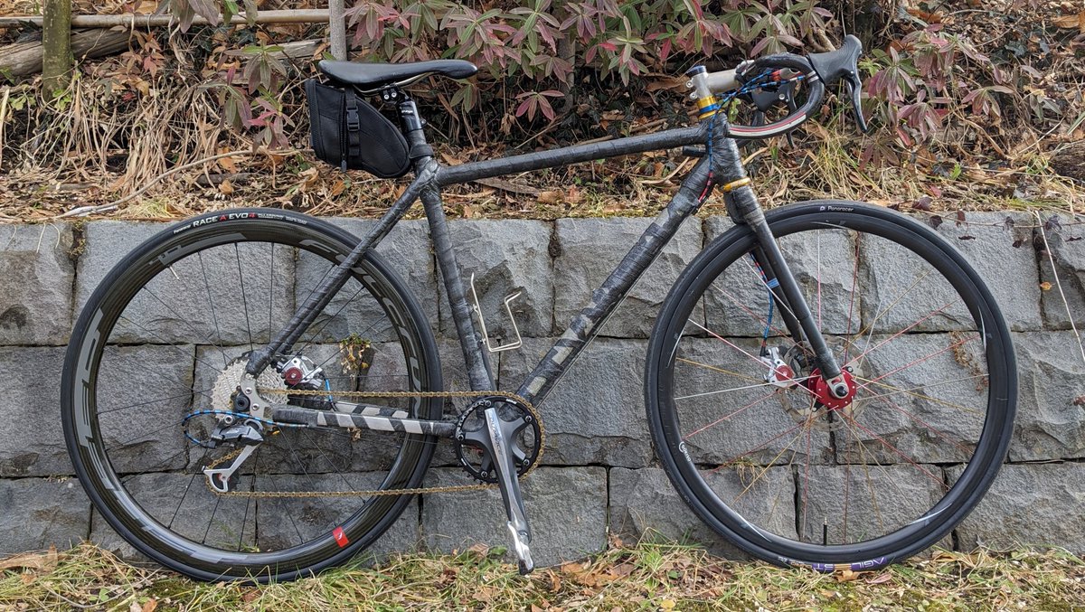 gyaku_JIS's tweet photo. この程度の奴が作った自転車フレームだよ☺️

DT割れの件もあるので、耐久性確認には通勤投入でもしないとと考えてる。
リアホイールを変えたのはその準備。 https://t.co/hFDxbVjQKi