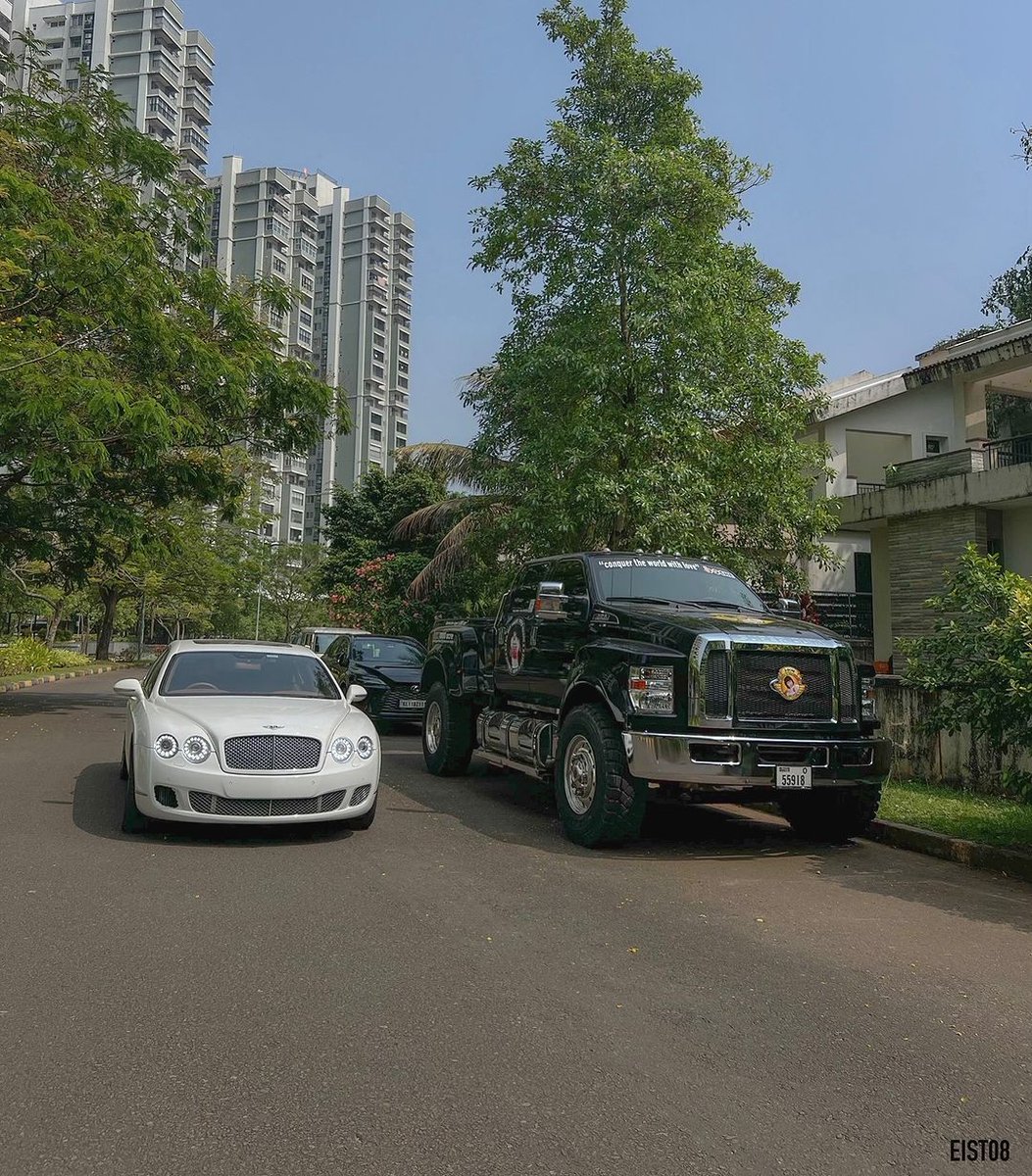 hello_thrissur's tweet photo. The Clash of Titans ⚡
#FordF650HeavyDuty 
#BentlyContinental

📸: Alfred Joju

#HelloThrissur #SobhaCity
#ThrissurCars #BoChe https://t.co/PRLCdyNjIt