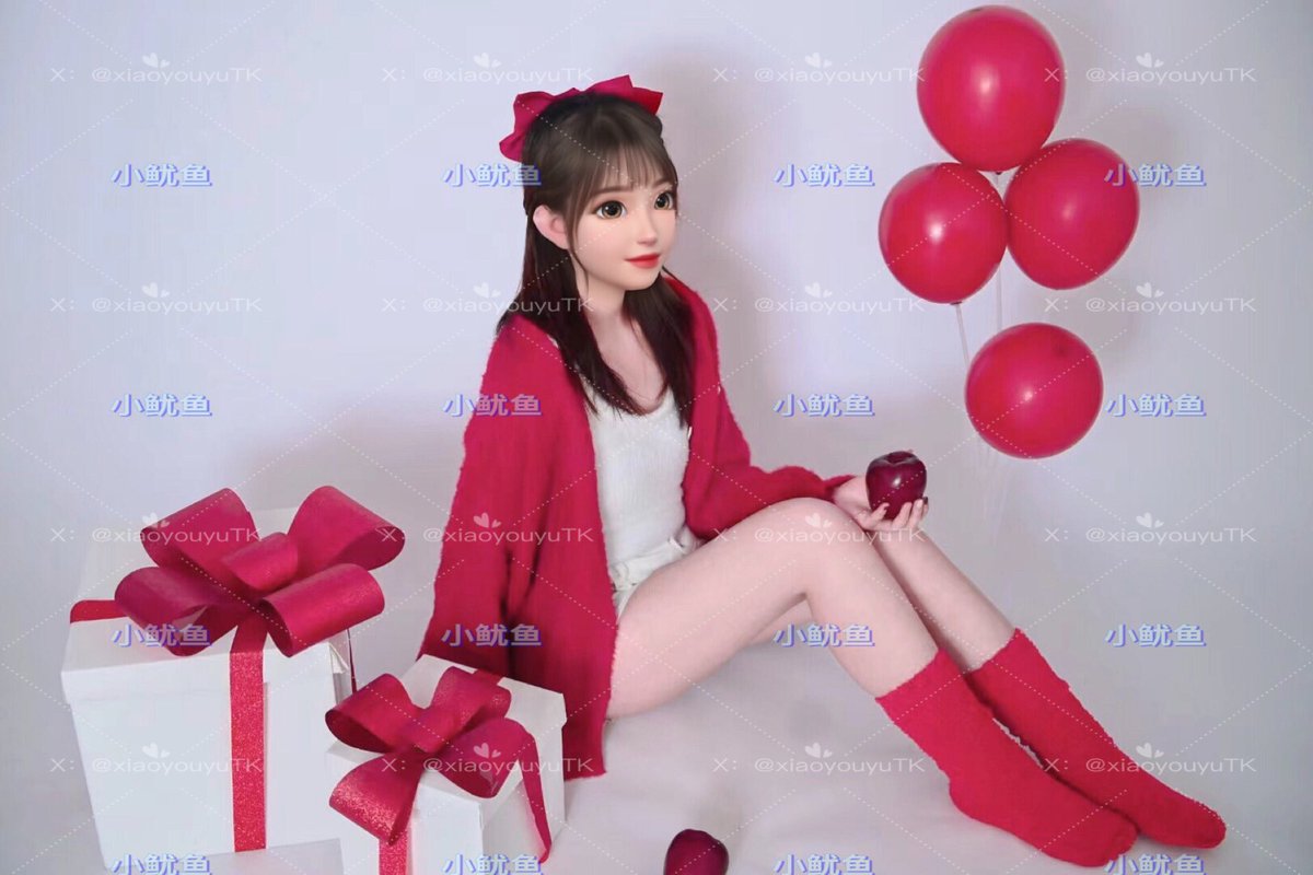 新年快乐呀宝子们！🎉
感谢大家的陪伴与支持～
小鱿鱼的新年写真奉上～
红红火火的红袜子脚丫🦶🏻大家会喜欢嘛💕