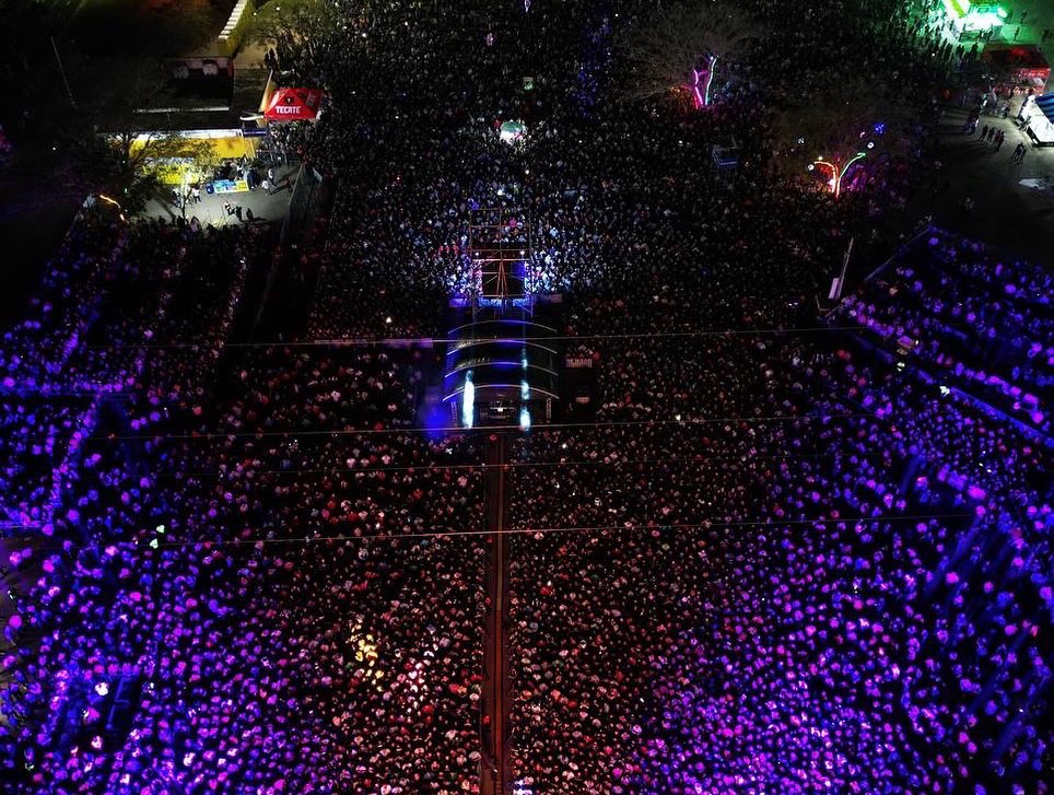 alexruzcastro's tweet photo. @MATUTEmx nos hizo recordar y cantar con lo mejor de su música en #CiudadCarnaval. 🎊Gracias a todas y todos por acompañarnos esta increíble noche 🙌🏻🎶
¡Nos vemos mañana para seguir disfrutando de nuestro #CarnavalDeMérida! 🥳 https://t.co/cBBQaGQ3Tb