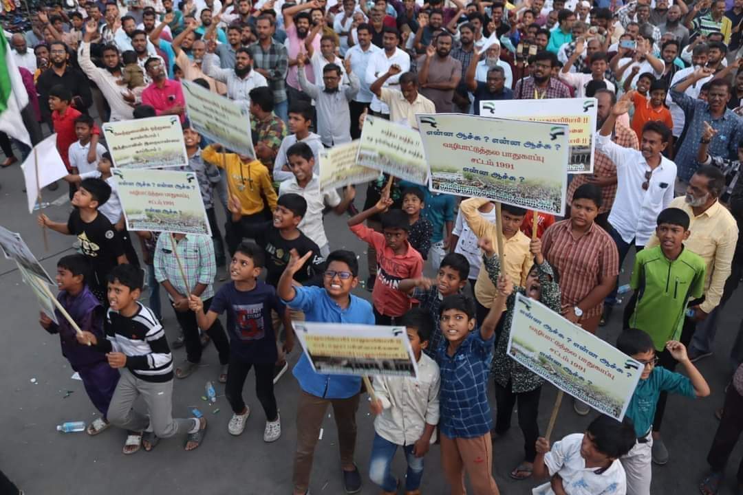 mohamed_rafidh's tweet photo. Tamil Nadu Thowheed Jamath @tntjho staged a demonstration over #36_places in #TamilNadu on Saturday demanding that places of worship of all religions be preserved as they were across the country.  #GyanvapiMosque 
#Save_PlacesOfWorship

#Haldwani
#StopTargetingIndianMuslims https://t.co/m5f7INlGGj