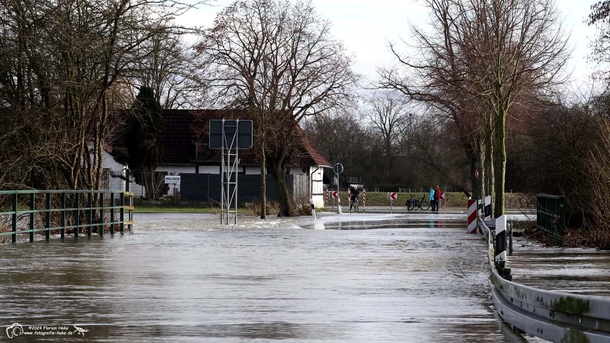 Fotoflo112's tweet photo. Man sagt, wenn zwischen #Weihnachten und #Neujahr #Hochwasser herrscht, folgt im Folgejahr bis zu sieben mal #Hochwasser. Das erste mal ist gerade wieder da in der #Region #Hannover so wie hier in #Bordenau. Die #Brücken in #Bordenau und #Basse sind schon gesperrt.#Germany https://t.co/hpxA5nzpgc