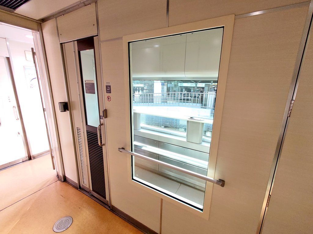 salasalanamacc's tweet image. 橿原神宮前駅より八木駅までこの子で移動
喫煙室居たらもう着くな😅
 #サラサラの鉄旅
 #ビスタカー