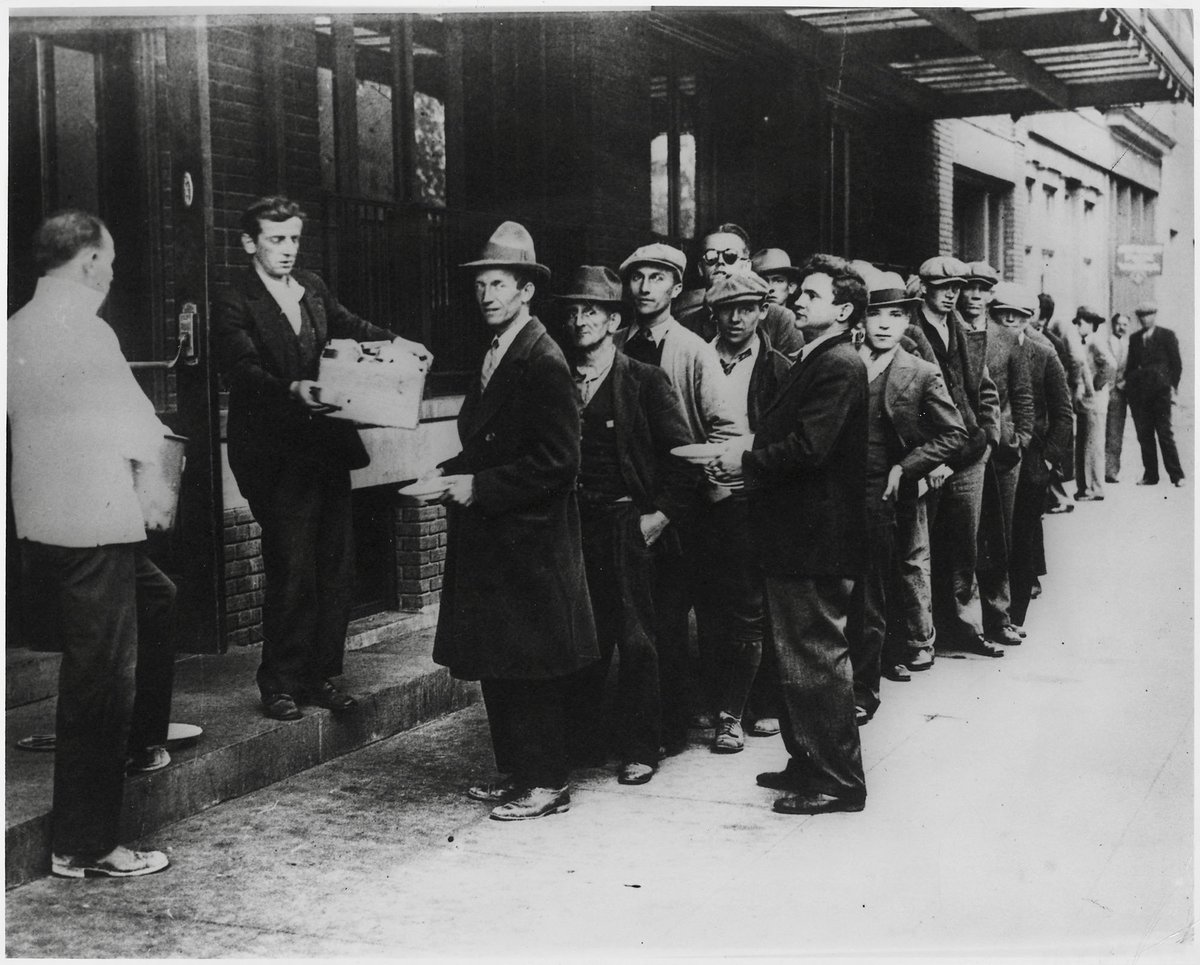 In #FEBRUARY 1932
A breadline in New York City. In the absence of substantial government relief programs in 1932, in many cities, privately-funded organizations distributed food to the hosts of unemployed persons.
#GreatDepression #soupkitchen #breadlines #unemployment