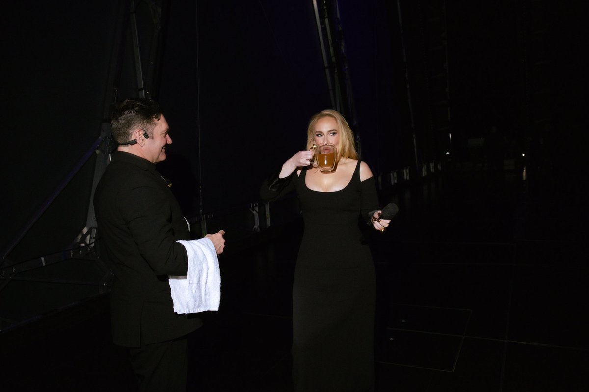 Adele's tweet photo. Weekend 38 https://t.co/cCyepTIm4o