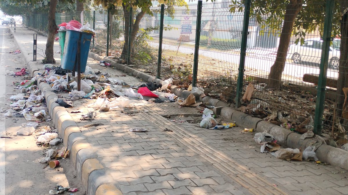 PulkitOmer's tweet photo. Sector 46 of our hitech City Gurugram. @MunCorpGurugram  @swachhbharat @cmohry https://t.co/kDWXXa5G0r