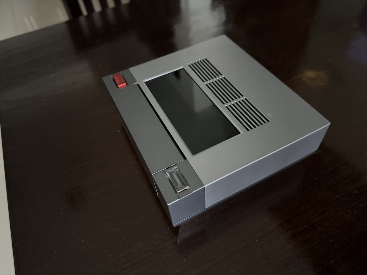 Handheld_HQ's tweet photo. The miniature screen on the new @AYANEO__ AM02 Mini PC is extremely cool. Having this data without a performance overlay on screen is nice, and I love being able to change volume and TDP easily.

This is a review unit from AYANEO we just received today! https://t.co/rBshPNi5hK