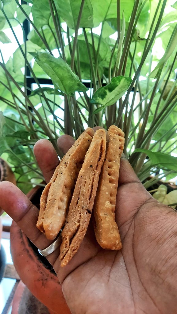 sk_2386's tweet photo. मट्री खलो fraands 
#Foodies 
Matri with a twist 😋
#Sundaysnacks 
Childhood memories
#Imadethis https://t.co/xGzQCsv7W1