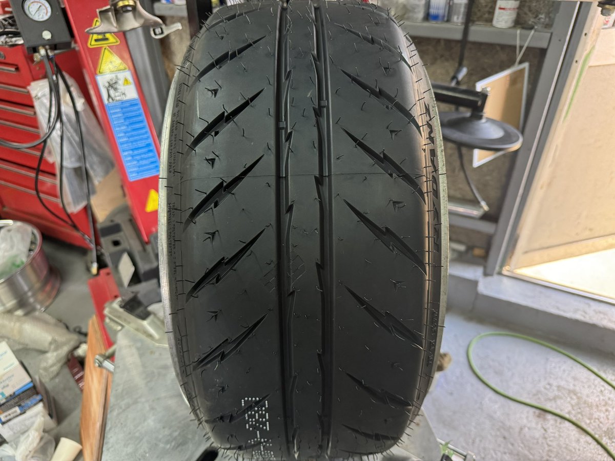 シバタイヤ 215/35R18入荷したよ！ でももう売り切れたらしいよ！ でも