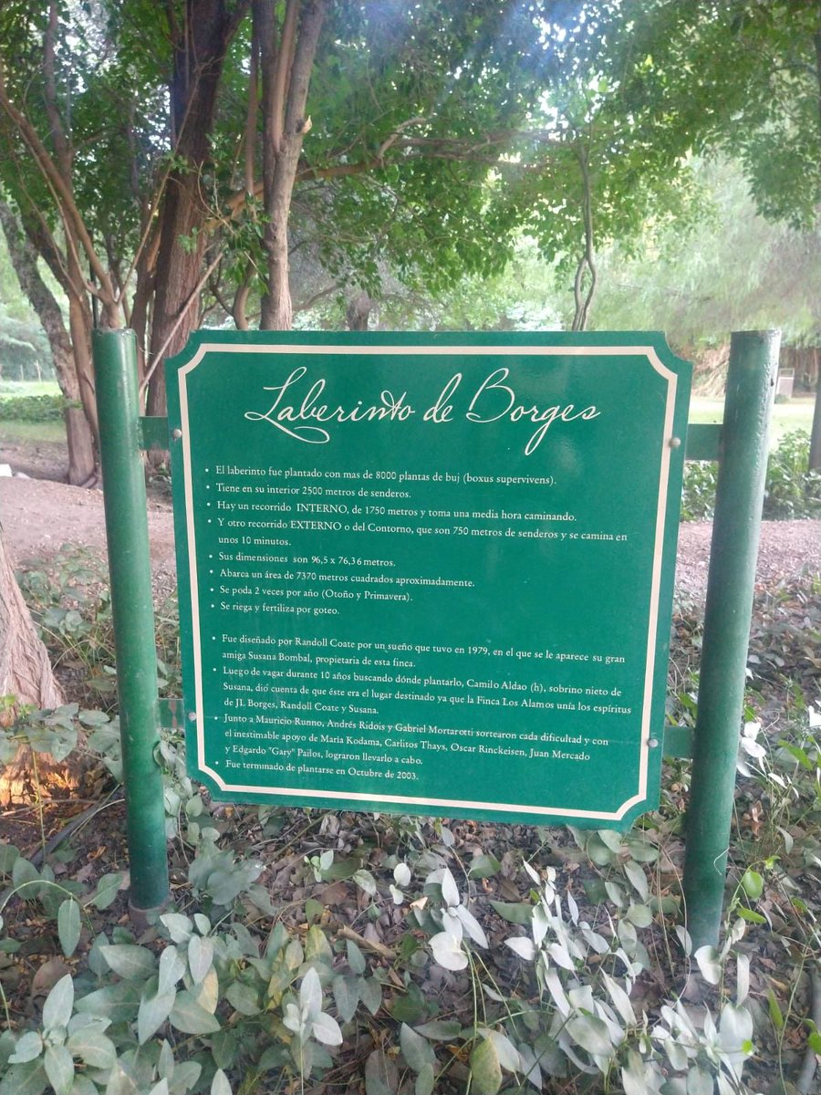 BonnatMariaLau's tweet photo. "EL LABERINTO SOÑADO" Part.3
En el sueño, Coate le propone a Susana recordar a Borges con uno de sus diseños ya que ambos, el escritor y el diseñador compartían esa fascinación por los laberintos y sus símbolos.
#LaberintoDeBorges https://t.co/Tq5t7cdKYa