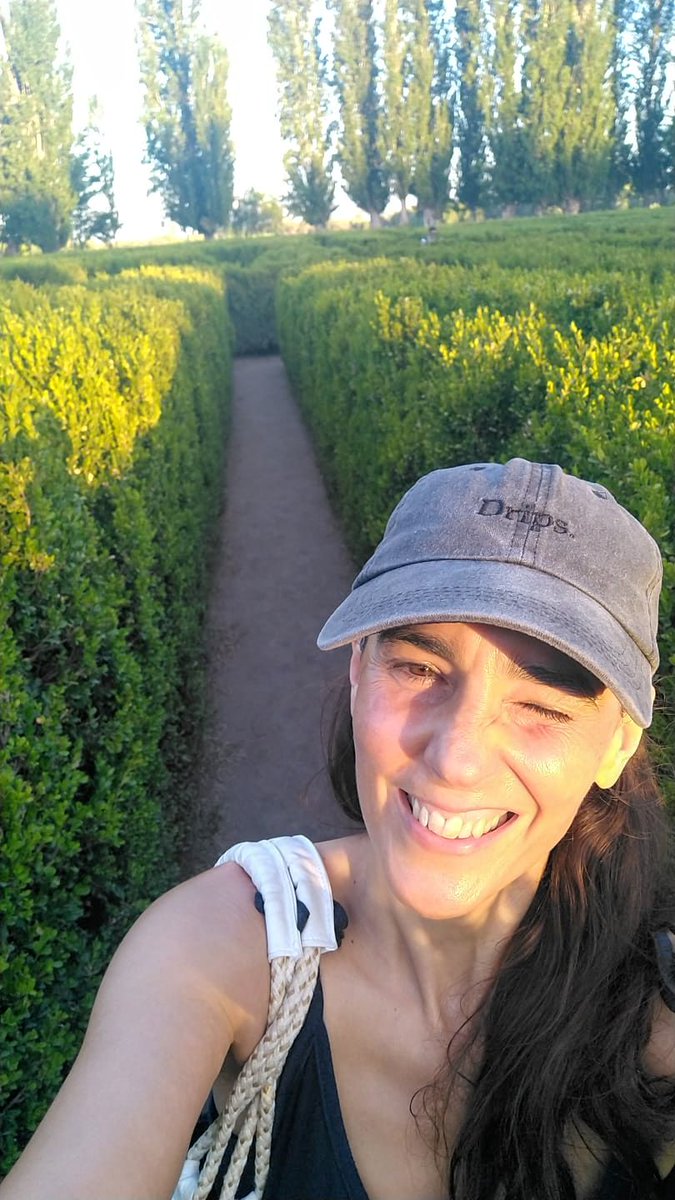 BonnatMariaLau's tweet photo. "EL LABERINTO SOÑADO" Part.3
En el sueño, Coate le propone a Susana recordar a Borges con uno de sus diseños ya que ambos, el escritor y el diseñador compartían esa fascinación por los laberintos y sus símbolos.
#LaberintoDeBorges https://t.co/Tq5t7cdKYa
