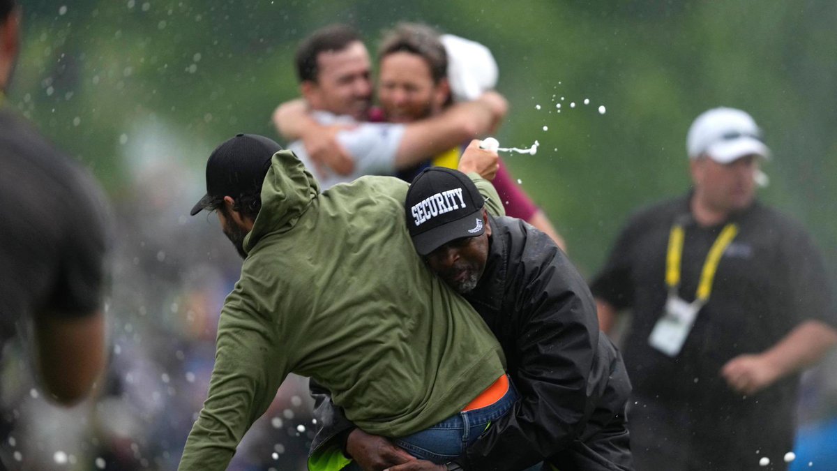 Muirwolf's tweet photo. @jcmmartin65 This is the most iconic golf photo of all time https://t.co/VHmXJ6LmSZ