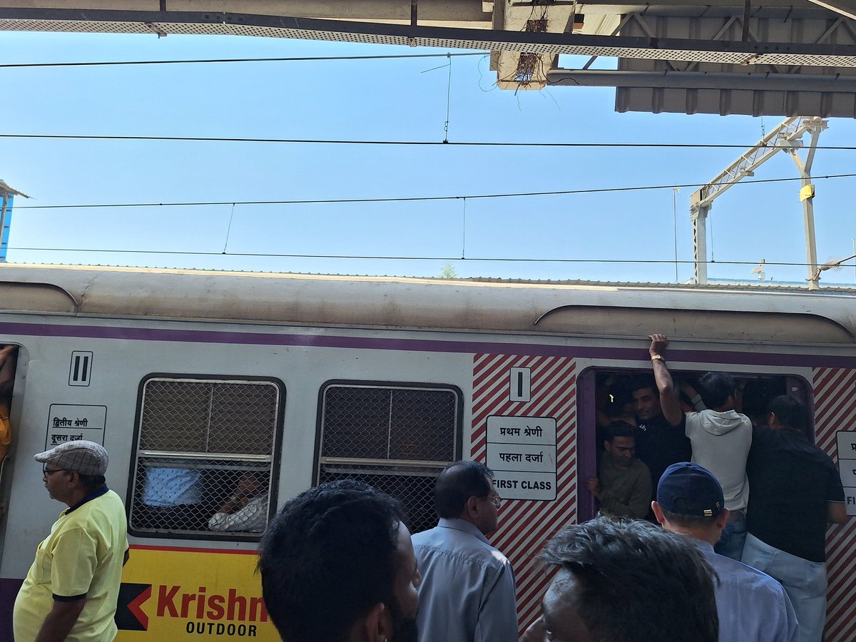 MumbaiKaAvenger's tweet image. #Mumbaikars can never catch a break. Crowded even on a Sunday. #westernline
