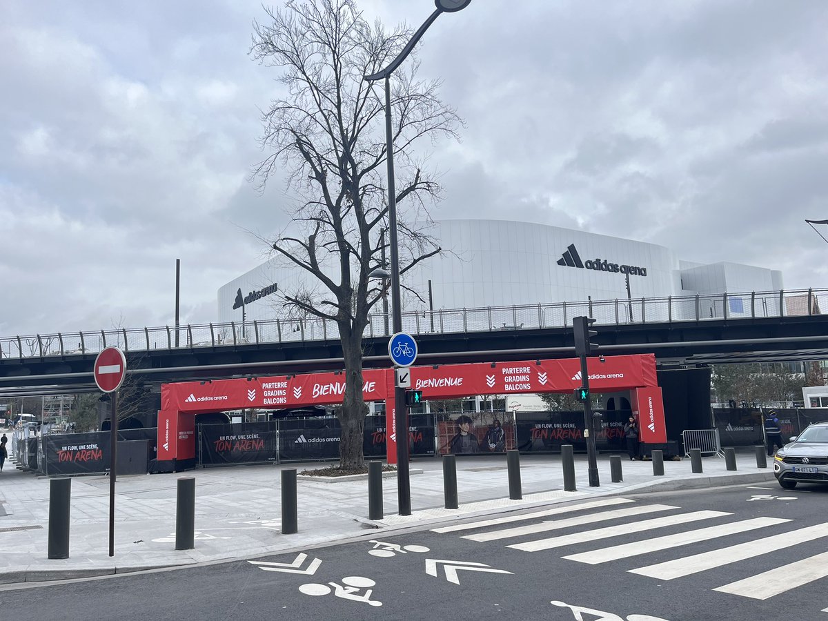 3 semaines de travail pour les équipes du 18e, la fonctionnelle et les prestataires pour préparer la porte de la chapelle à l’inauguration de #AdidasArena ce we 🏀. En route pour les #JO2024