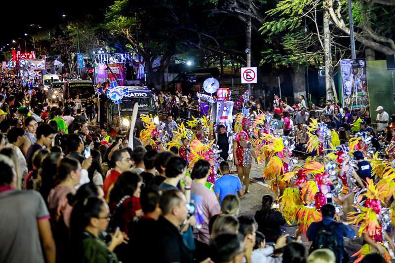 alexruzcastro's tweet photo. ¡Qué día tan espectacular se vivió en #CiudadCarnaval! 🥳
Miles de personas se reunieron para celebrar este Sábado de Fantasía con alegría y muchísima emoción. Aún tenemos muchas actividades y eventos durante estos días para seguir disfrutando de nuestro #CarnavalDeMérida 2024. https://t.co/dvhDHJNIXB