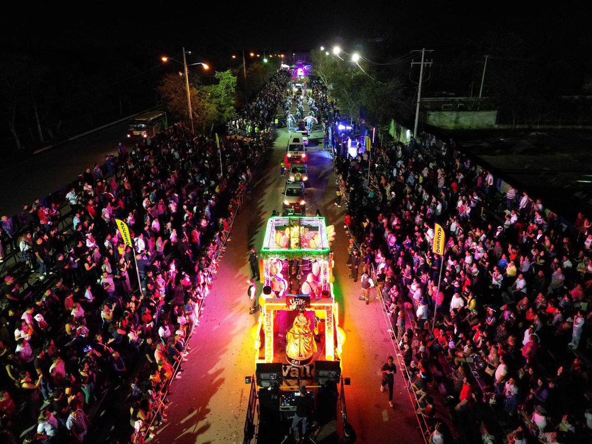alexruzcastro's tweet photo. ¡Qué día tan espectacular se vivió en #CiudadCarnaval! 🥳
Miles de personas se reunieron para celebrar este Sábado de Fantasía con alegría y muchísima emoción. Aún tenemos muchas actividades y eventos durante estos días para seguir disfrutando de nuestro #CarnavalDeMérida 2024. https://t.co/dvhDHJNIXB