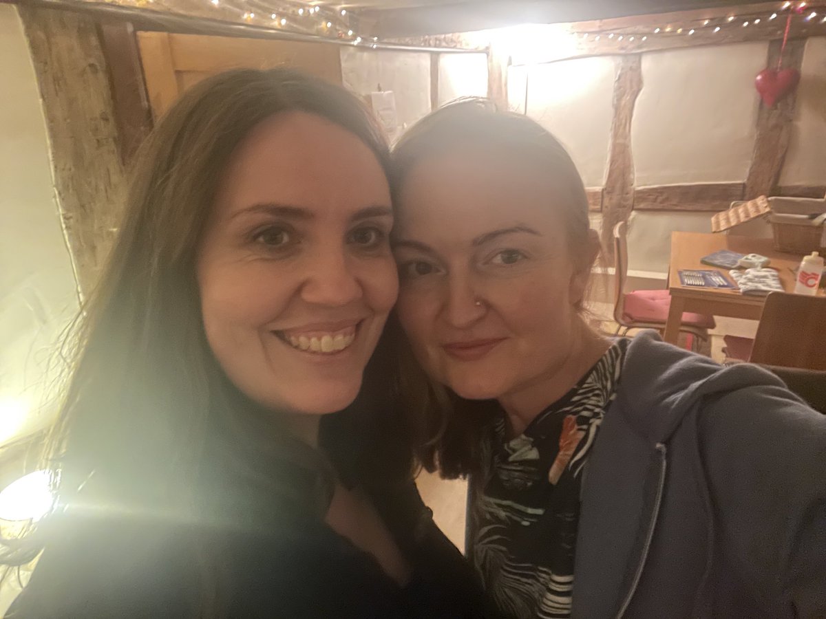 Lovely night away with ⁦<a href="/tiredpsych/">ON HIATUS Stephanie Carty</a>⁩ in Ledbury talking all things writing and 👻👻👻