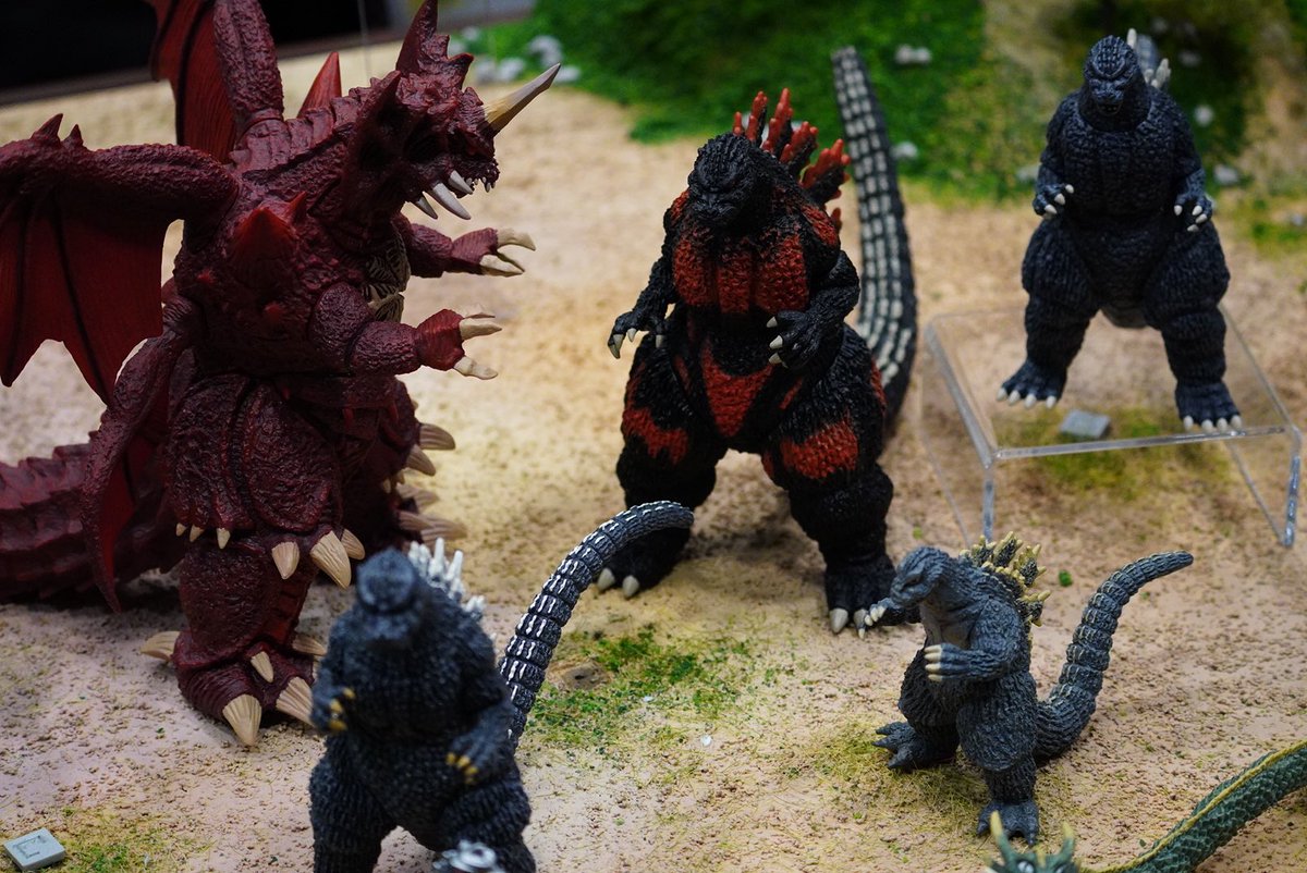 GODZIMON1's tweet photo. 東宝怪獣コレクションの未来が見えた！

あーたまらん！これ全部揃うのかぁ！

デアゴスティーニさん、背景シートとか地面のシート、今からでも追加で色々売っても良いと思います🙆

#wf2024w
#デアゴスティーニ https://t.co/ojyTw7oEoZ