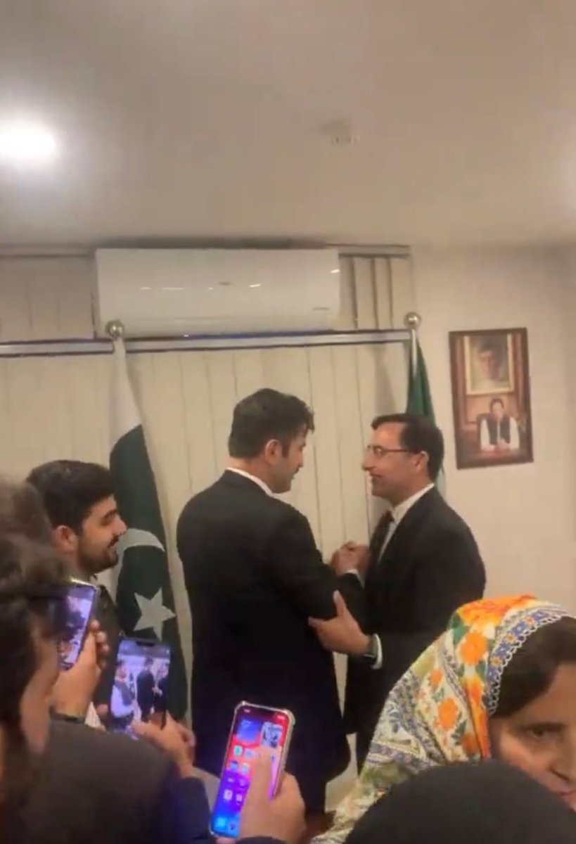 lions_moonstone's tweet photo. Phir main shipping kyun na karoon?! 🤭🤭
#ShOhar ftw😌😌😂😂😭😭
#SherAfzalMarwat #goharkhan https://t.co/frOHAkMy8p