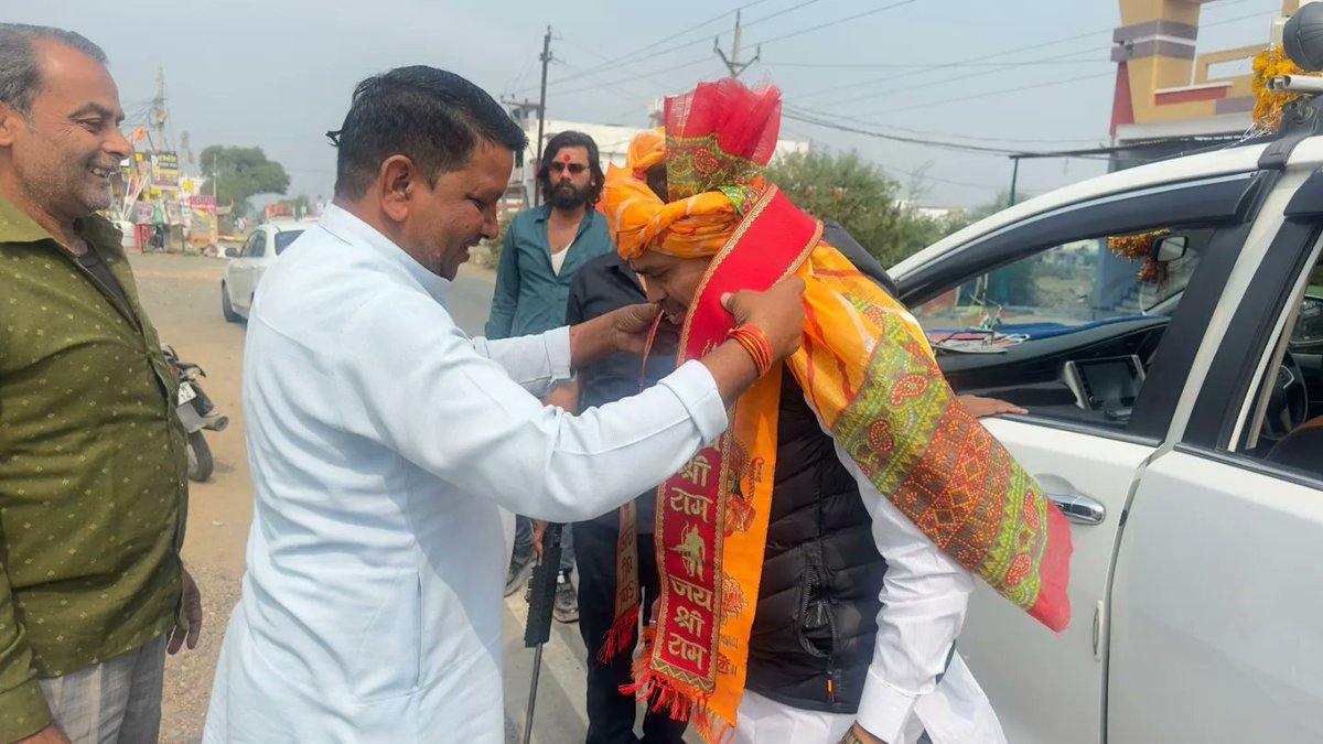 ManojParmarmp's tweet photo. शुजालपुर प्रवास के दौरान ग्राम काजखेड़ी में भाजपा अजा मोर्चा अध्यक्ष प्रकाश जी जावा द्वारा स्वागत सत्कार किया गया ।। https://t.co/dFbdzLZ1pA