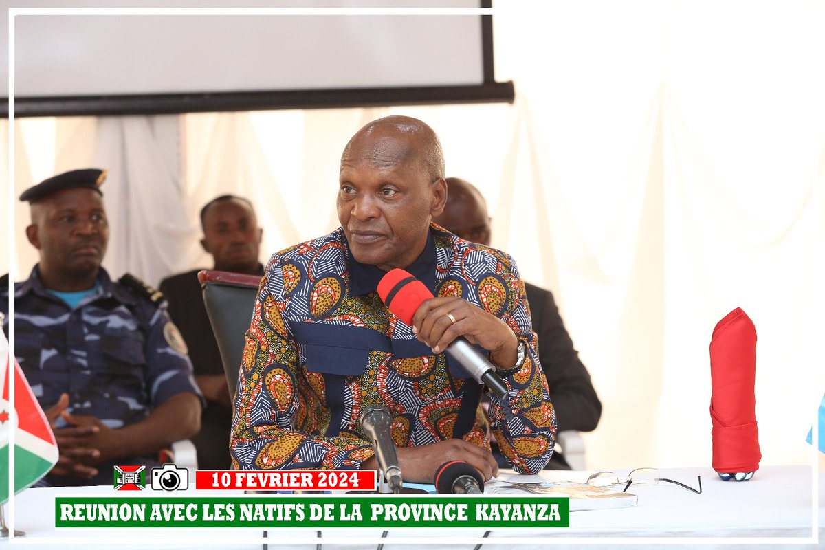nshingamateka's tweet image. 5/5 Insistant sur la sécurité, pilier du développement, le Très Hon. Président de @nshingamateka a exhorté les habitants de #Kayanza à rester vigilants car la sécurité n'est jamais totale. Il a également sollicité leur soutien pour sauver la Radio Ubuzima FM de la fermeture.