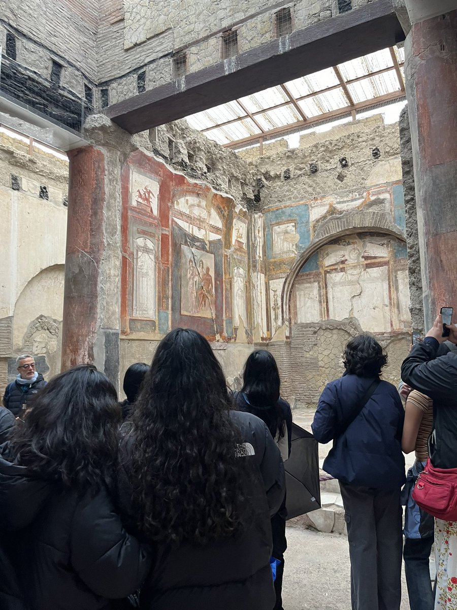 ClassicsHbs's tweet image. Frescoes in Herculaneum and pizza-making in Sorrento 🍕#HBSClassicsTrip2024 day 2 🇮🇹