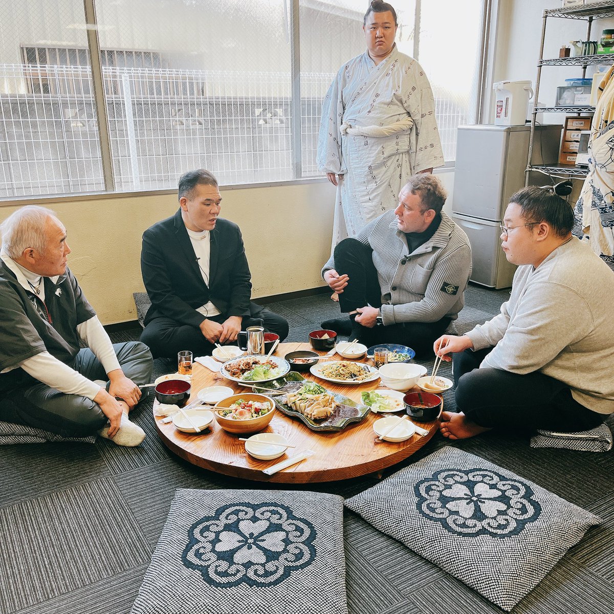 Gagamaru777M's tweet photo. 先日、玉ノ井部屋に稽古見学行かせて頂きました。
先代と、玉ノ井親方と東���龍関とちゃんこも頂きました。
貴重な時間を過ごせました。
ちゃんこもめちゃくちゃ美味しかったです。

ありがとうございました。 https://t.co/826JRHxHDW