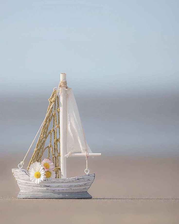 اپنےجزبات کو اپنے اندر رکھنا سیکھیں کوئی توجہ نہ دے تو توجہ کی بھیک نہ مانگیں ، کوئی بات نہ کرے تو دس قدم پیچھے ہٹ جائیں، کوئی آپکی طرف نہ دیکھے تو اسے مجبور نہ کریں
یہ دنیا آپ کے مخلص جزبات آپ کے منہ پر مارنے میں ماہر ہے
اس لیے اپنے آپ کے ساتھ خوش رہنا سیکھیں🥀