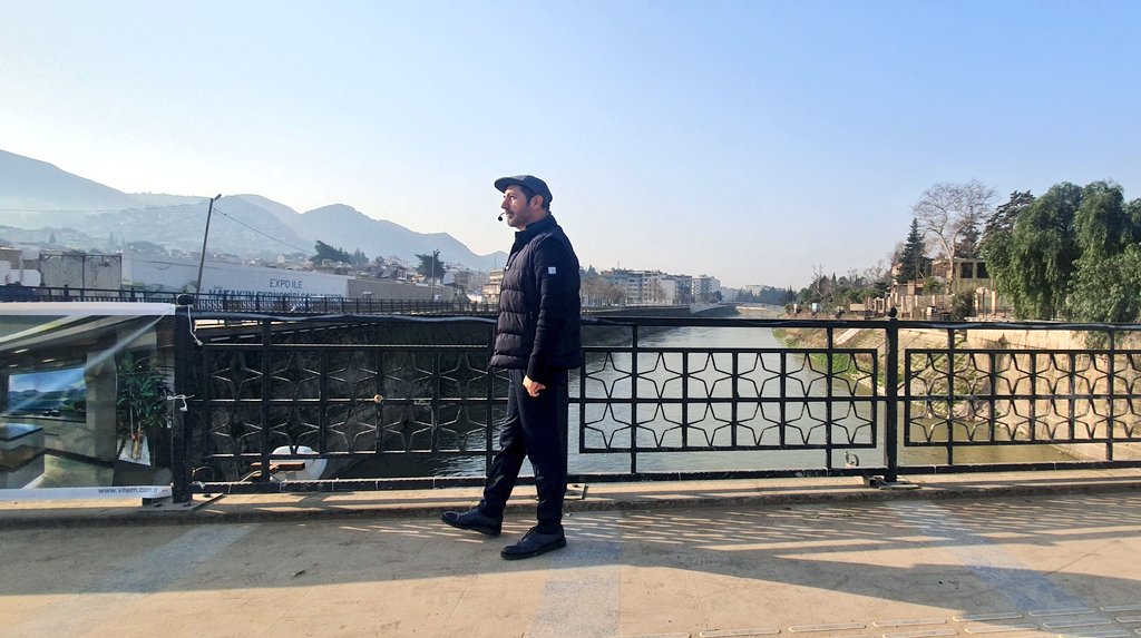 Serhan_Asker's tweet photo. Hatay'da Asi Nehri'nin kenarında başlıyoruz...

Asi de yasta... Depremi unutmadık, unutmayacağız...

#DepremiunutmadıkAffetmiyoruz

@halktvcomtr 
#görkemlihatıralar https://t.co/oQz1u2heyw