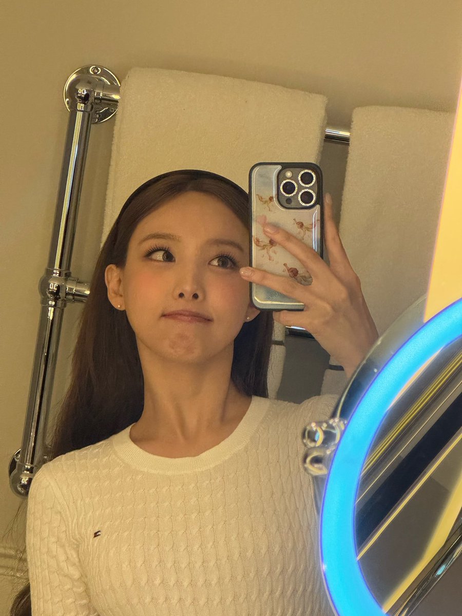 nayeon tweet media