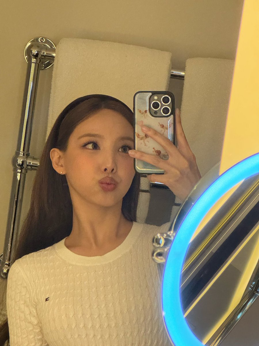 nayeon tweet media