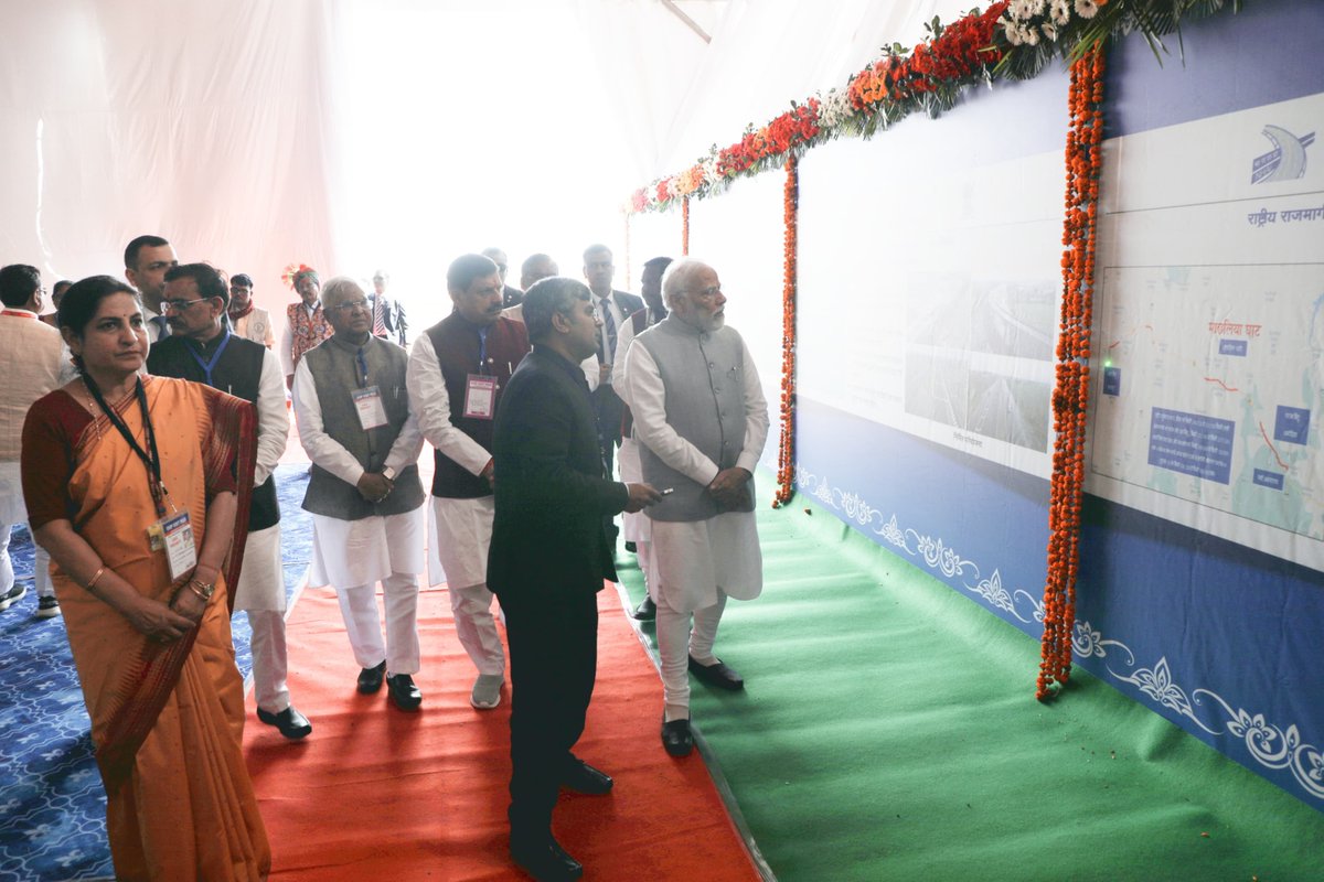 JansamparkMP's tweet photo. माननीय प्रधानमंत्री श्री @narendramodi जी ने आज झाबुआ में आयोजित "जनजातीय महासम्मेलन" में विभिन्न विकास कार्यों पर आधारित प्रदर्शनी का अवलोकन किया।

इस अवसर पर @GovernorMP श्री मंगुभाई पटेल, मुख्यमंत्री डॉ. मोहन यादव, सांसद श्री @vdsharmabjp एवं अन्य गणमान्य जनप्रतिनिधि उपस्थित रहे।

@DrMohanYadav51
#TribalsWithModi 
#JansamparkMP