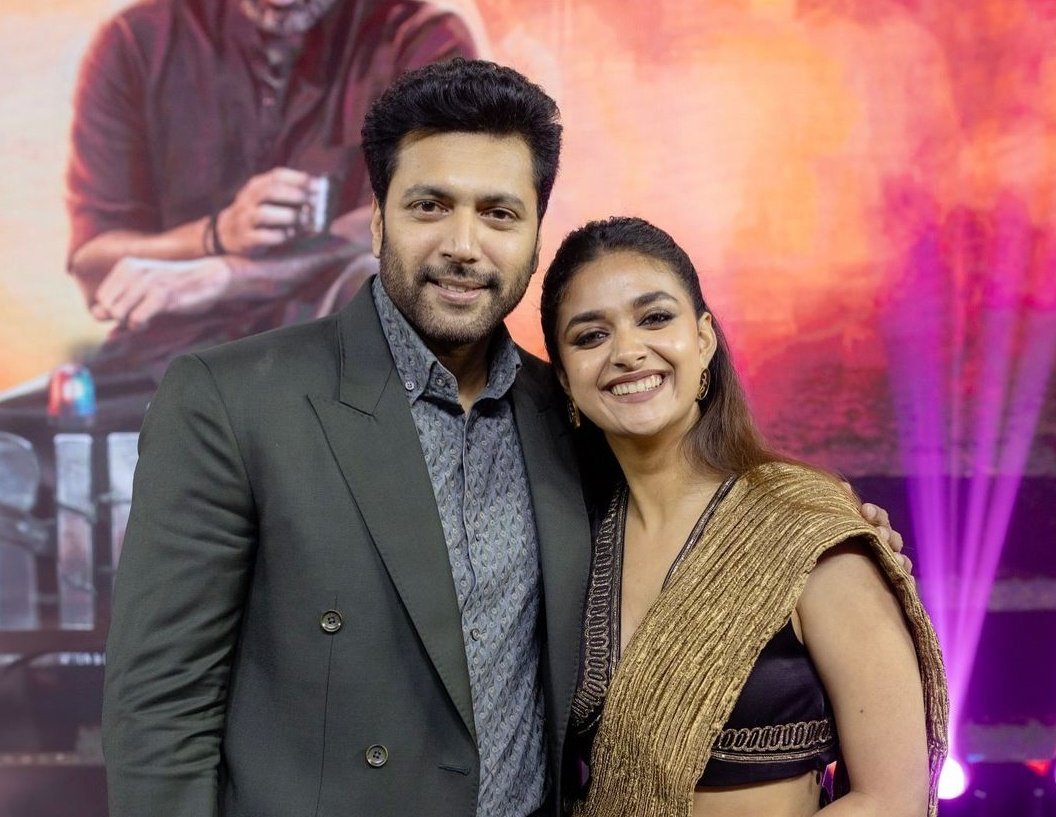 keerthy_jeeva's tweet photo. "First scene ye sattaya pidichu iluthutu varadhu dhan🤣" - @KeerthyOfficial in #SirenAudioLaunch #KeerthySuresh

@actor_jayamravi @antonybhagyaraj https://t.co/UueFNeFa1v