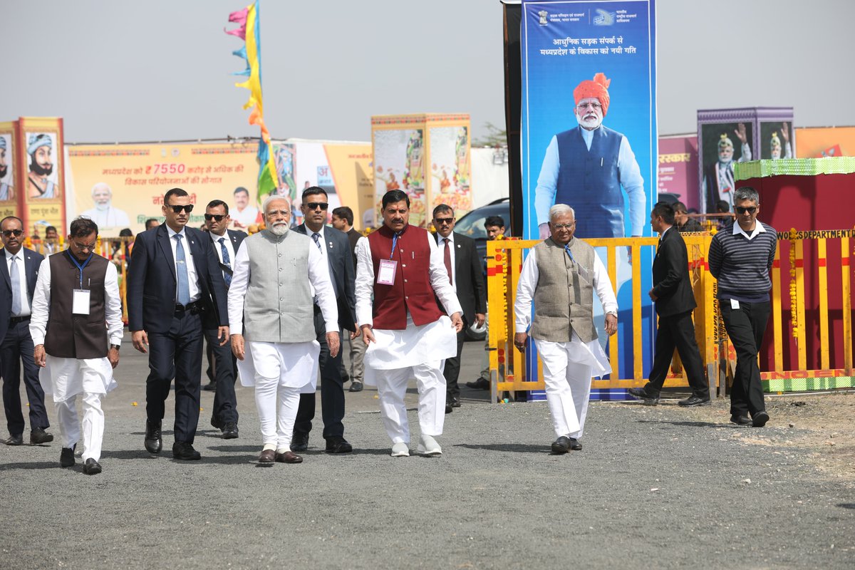 CMMadhyaPradesh's tweet photo. यशस्वी प्रधानमंत्री श्री @narendramodi न��� झाबुआ में आयोजित "जनजातीय महासम्मेलन" में विभिन्न विकास कार्यों पर आधारित प्रदर्शनी का अवलोकन किया।

इस अवसर पर राज्यपाल श्री मंगुभाई पटेल, मुख्यमंत्री डॉ. मोहन यादव, सांसद श्री वीडी शर्मा समेत अन्य गणमान्य जनप्रतिनिधिगण उपस्थित रहे।

#TribalsWithModi 
@DrMohanYadav51 @GovernorMP @vdsharmabjp