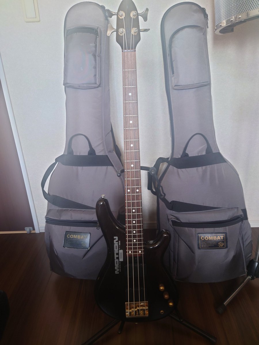 NAOTOBASSIST's tweet photo. これは、俺がベースを始めた時に最初に弾いたベースです。今弾くとめちゃくちゃ小さい(笑)
#YAMAHA
#ヤマハ
#MOTIONB
#motionb
#モーションベース https://t.co/1u9qvQ9NOf