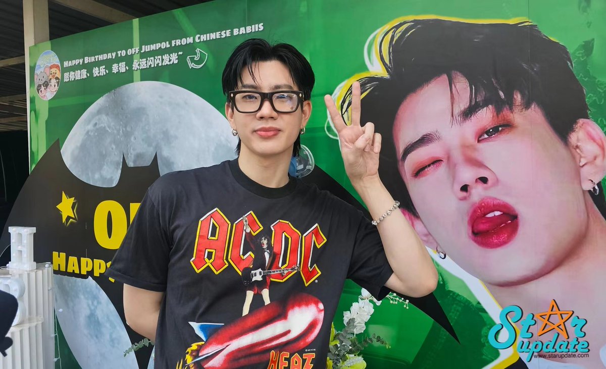 OG20220506's tweet photo. If I miss you, I will give you a bear that turns into a miss. 
 We will always love you, my old baby👴🏻💚🍼  BD project: 
1️⃣Money bouquet 
2️⃣Batman bearbrick 
3️⃣Birthday background wall
@off_tumcial 
#OffJumpolBDGathering2024
#ออฟจุมพล #OffJumpol https://t.co/jb0D1rzUel