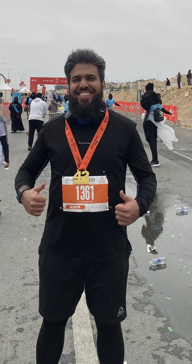 AliMAlahmari's tweet photo. شعور الوصول لخط النهاية لا يوصف 😍😍😍
ينسيك كل ما مررت به من صعوبات وتعب وألم 🤕🥴
#ماراثون_الرياض 
٤٢ كلم
٣٣٠٠ سعرة حرارية
٦ ساعات من الرياضة، من تحدي النفس والقدرات.
بهدف الوصول لخط النهاية، والشعور بهذه الفرحة التي لا يستطيع وصفها إلا من جربها.
الحمد لله 
ما شاء الله https://t.co/8V5ziCF54c