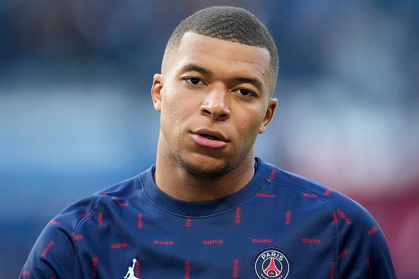 DeadlineDayLive's tweet photo. 🚨 PSG have offered Kylian Mbappe a new two-year contract worth £136m in the hope of persuading the 25-year-old to turn down a move to Real Madrid. 

(Source: @DiarioAS) https://t.co/GbMAu84cAG